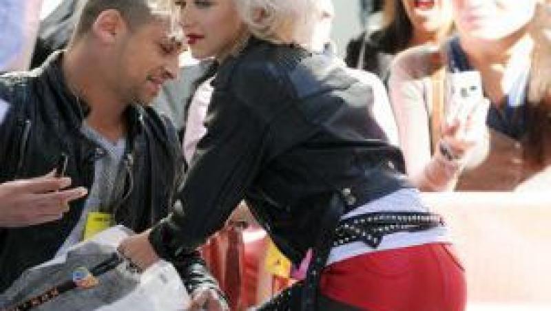 Christina Aguilera arunca cu guma de mestecat in fani