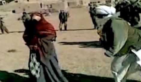 IMAGINI SOCANTE! Afganistan: Fetita de 14 ani batuta cu biciul