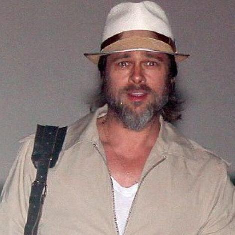 Brad Pitt imbatraneste: Cel mai sexy barbat din lume, barba grizonata si look neglijent