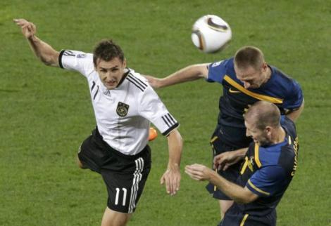 VIDEO Germania spulbera Australia / Serbia, debut cu stangul