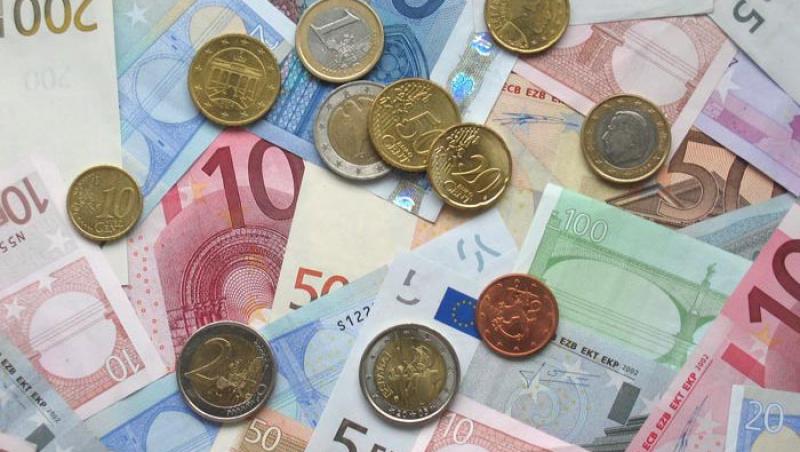 Euro si dolarul au castigat teren in fata monedei nationale