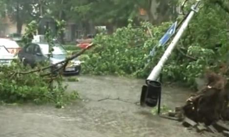 VIDEO! O furtuna puternica a provocat pagube in mai multe zone din tara