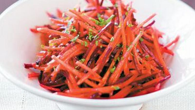 Rețeta zilei: Salata de morcovi si sfecla - garnitura ta fara calorii
