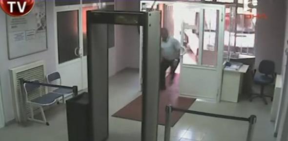 VIDEO! La un pas sa fie zdrobit de o masina!