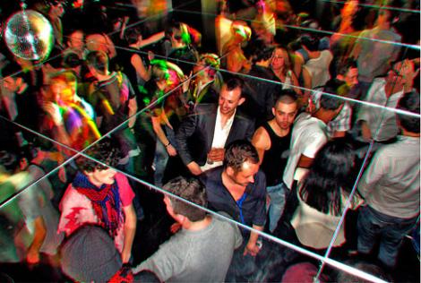 VIDEO! Tinerii sparg banii in petrecerile de club