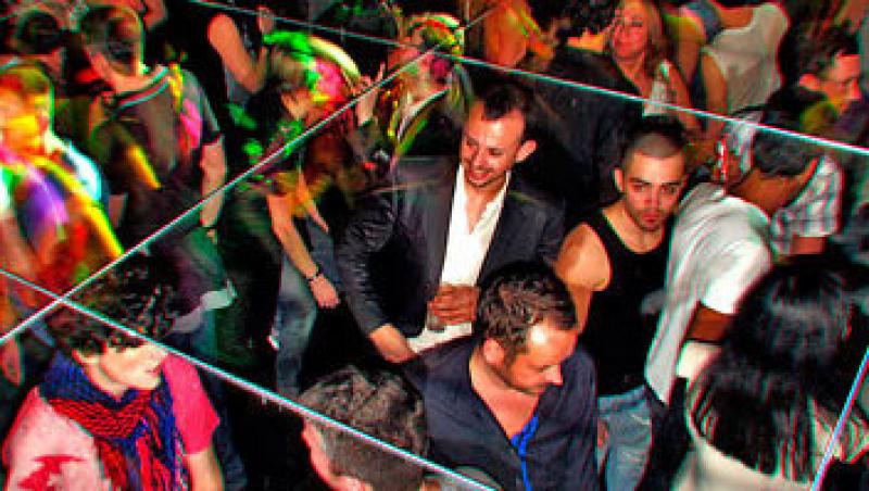 VIDEO! Tinerii sparg banii in petrecerile de club