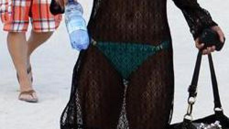 Halle Berry, in costum de baie