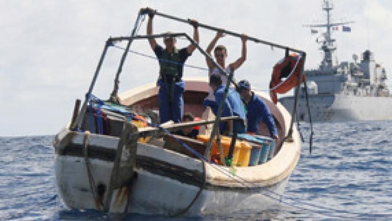 Confruntare / Un marinar roman aflat pe un vas capturat de piratii somalezi a fost ranit