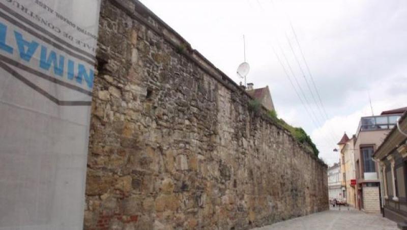 Zidul medieval de pe strada Potaissa din Cluj a intrat in renovare