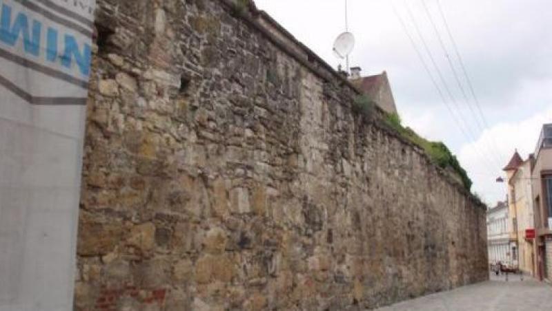 Zidul medieval de pe strada Potaissa din Cluj a intrat in renovare