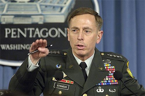 David Petraeus l-a inlocuit pe McCrhystal la comanda trupelor americane din Afghanistan