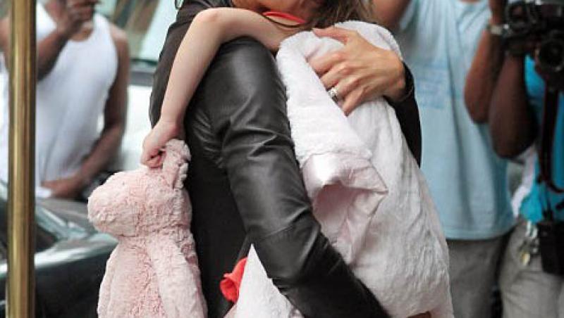 Suri Cruise isi incearca mana la body painting