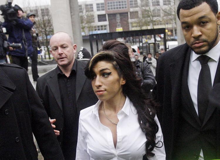 Amy Winehouse isi muta iubitul cu ea, dupa doar doua luni de relatie
