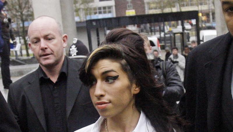 Amy Winehouse isi muta iubitul cu ea, dupa doar doua luni de relatie