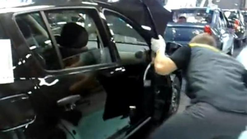 VIDEO! In Rusia, Dacia se repara cu ciocanul!