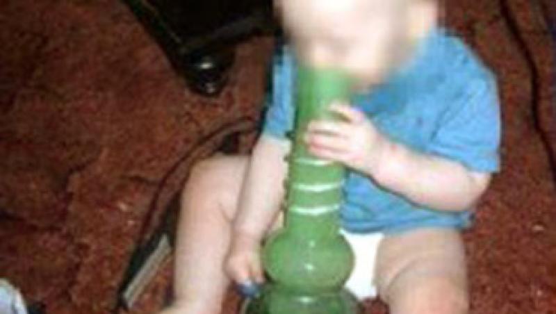 Un bebelus de 11 luni fumeaza marijuana