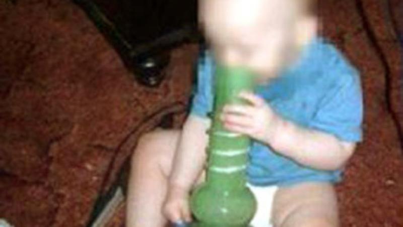 Un bebelus de 11 luni fumeaza marijuana