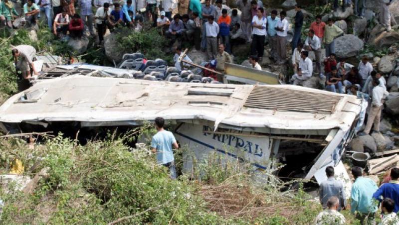 Bolivia: 25 de morti, dupa ce un autocar a cazut in gol de pe un pod