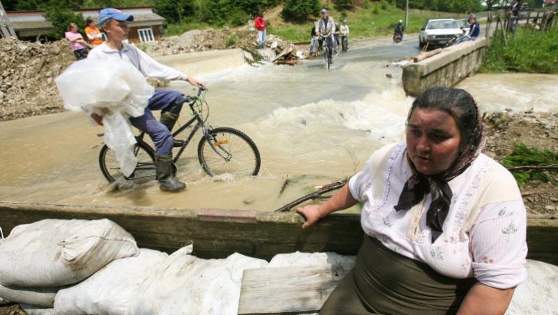 Premierul Boc, huiduit de victimele inundatiilor