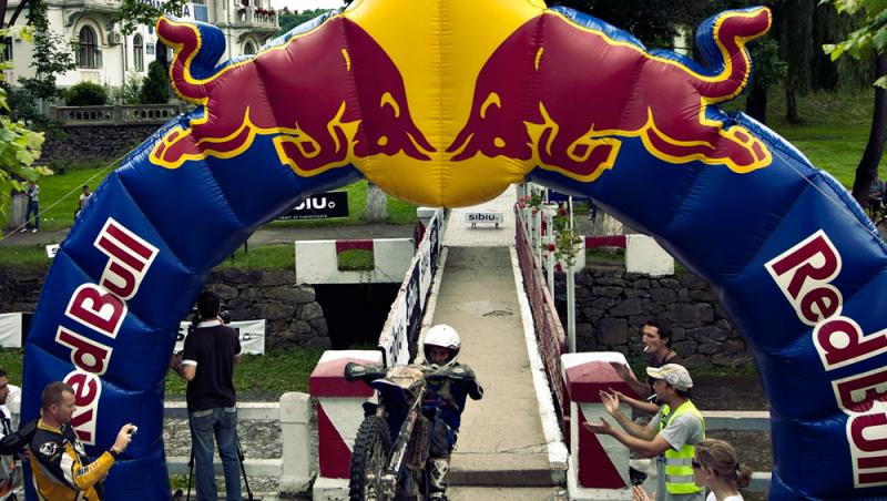 Red Bull Romaniacs/ Dani Otil, nevoit sa-si ajute colegul sa termine cursa