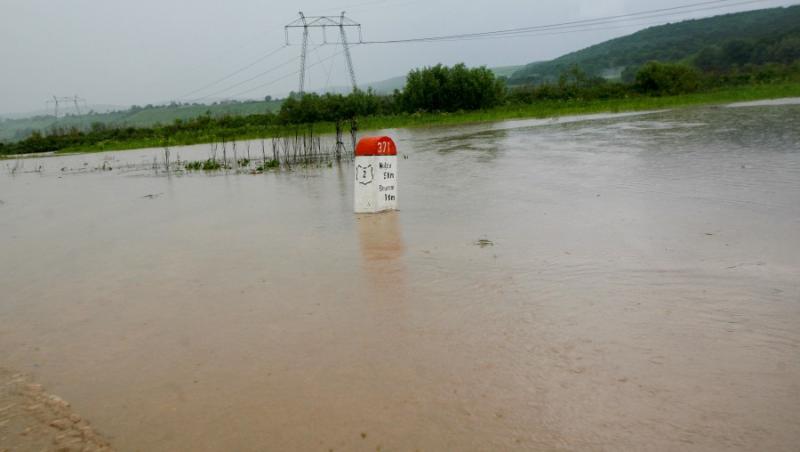 VIDEO! Moldova, sub ape! 12 oameni morti, mii de oameni evacuati si case distruse!