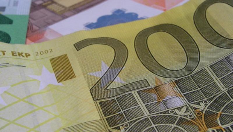 Euro a atins un nou maxim istoric: 4,3688 lei