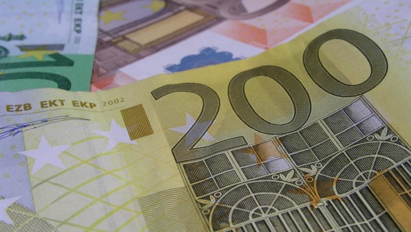 Euro a atins un nou maxim istoric: 4,3688 lei