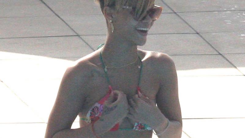 Rihanna, in costum de baie