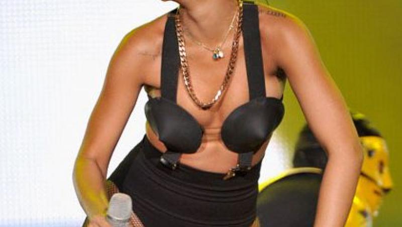 Rihanna si-a schimbat look-ul!