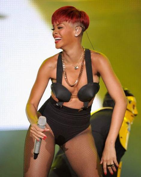 Rihanna si-a schimbat look-ul!