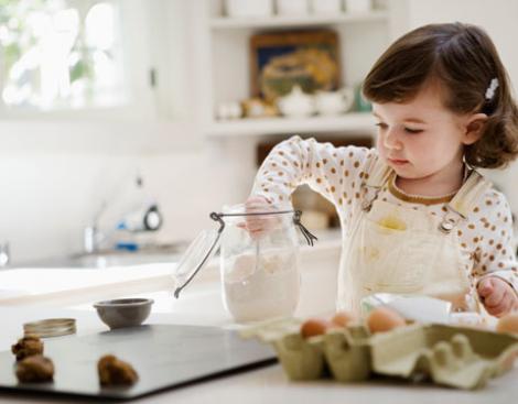 VIDEO / Implica-ti copilul in activitati casnice, spun psihologii