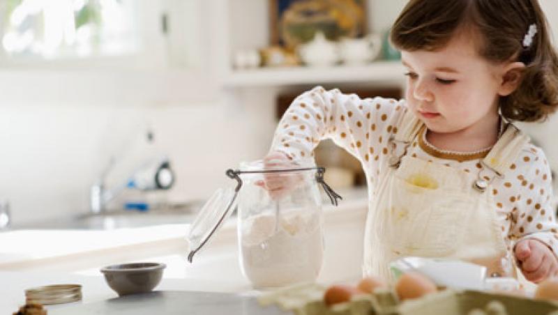 VIDEO / Implica-ti copilul in activitati casnice, spun psihologii