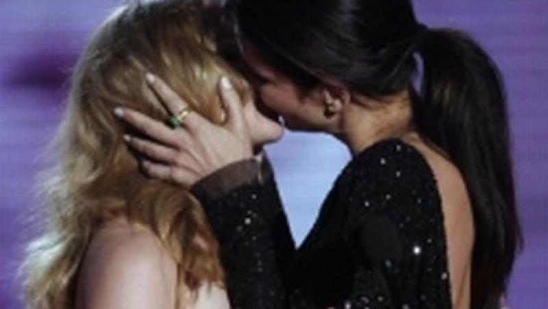 Sandra Bullock si Scarlett Johansson s-au sarutat la MTV Movie Awards!