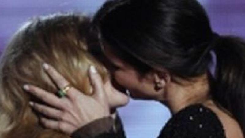Sandra Bullock si Scarlett Johansson s-au sarutat la MTV Movie Awards!