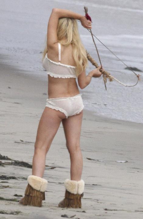 Lindsay Lohan, o amazoana in chilotei de dantela, cu volanase