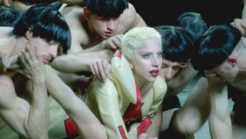 VIDEO! Lady Gaga socheaza in noul videoclip