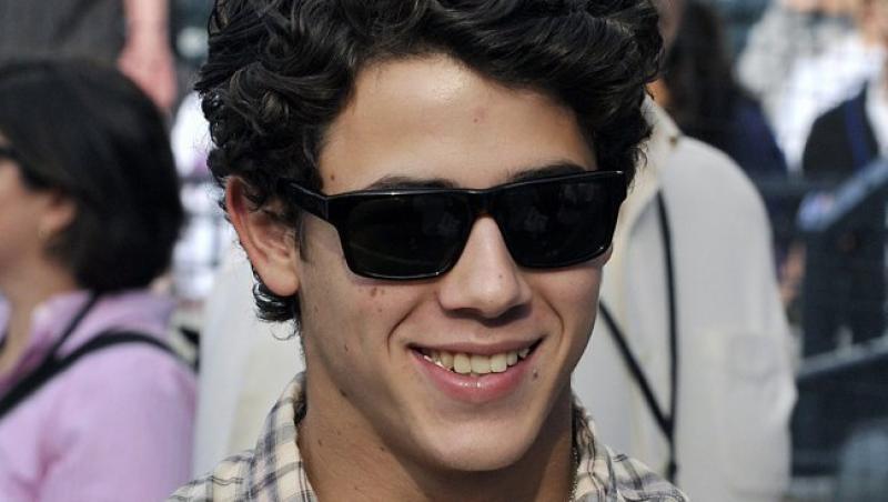 Nick Jonas isi cucereste toate colegele