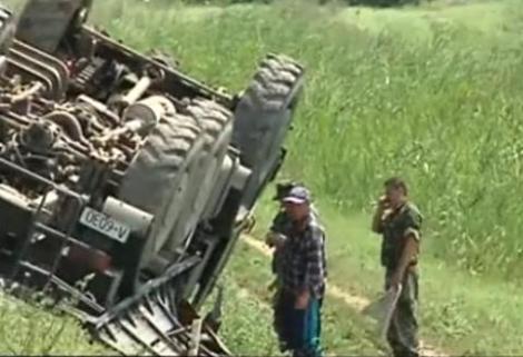 Un camion cu 12 militari s-a rasturnat in Galati. Sase au fost raniti usor