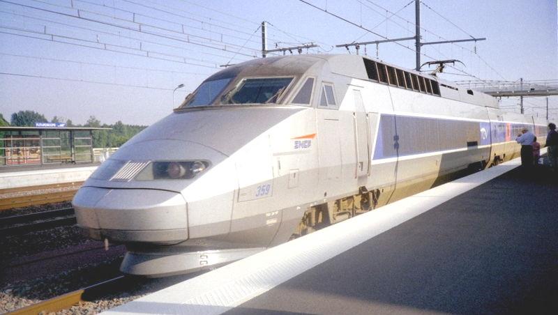 Franta: Patru romani au dat peste cap traficul feroviar dupa ce au furat cablu electric