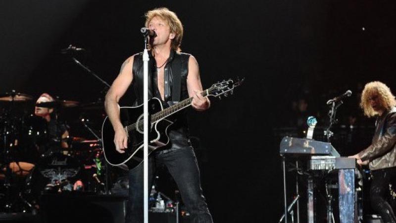 VIDEO! Bon Jovi s-a accidentat pe scena, dar a continuat concertul