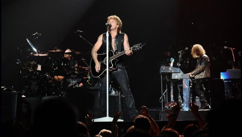 VIDEO! Bon Jovi s-a accidentat pe scena, dar a continuat concertul