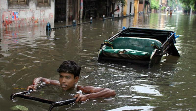 India: Cel putin 221 de morti in urma inundatiilor si alunecarilor de teren