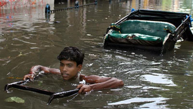 India: Cel putin 221 de morti in urma inundatiilor si alunecarilor de teren