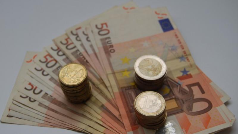 Leul s-a depreciat in raport cu euro si dolarul
