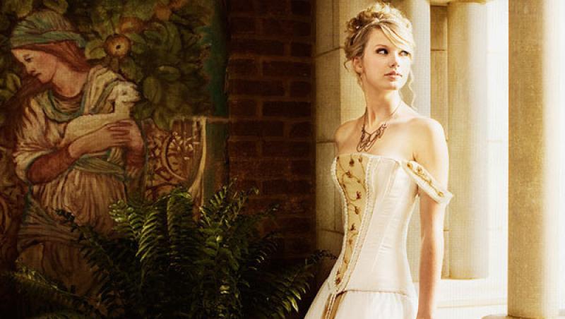 Taylor Swift a imbracat rochia de mireasa!