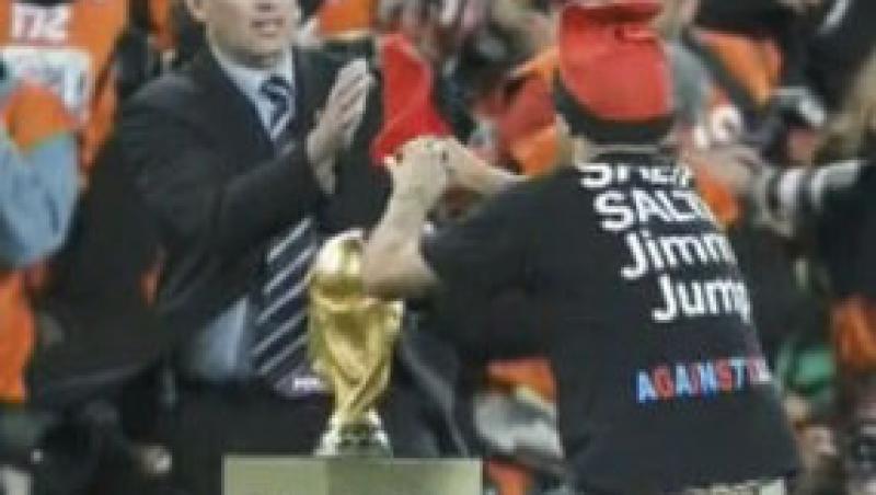 Un spectator a incercat sa fure trofeul Cupei Mondiale
