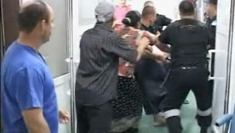 VIDEO! Bataie pe holurile spitalului din Targu Jiu