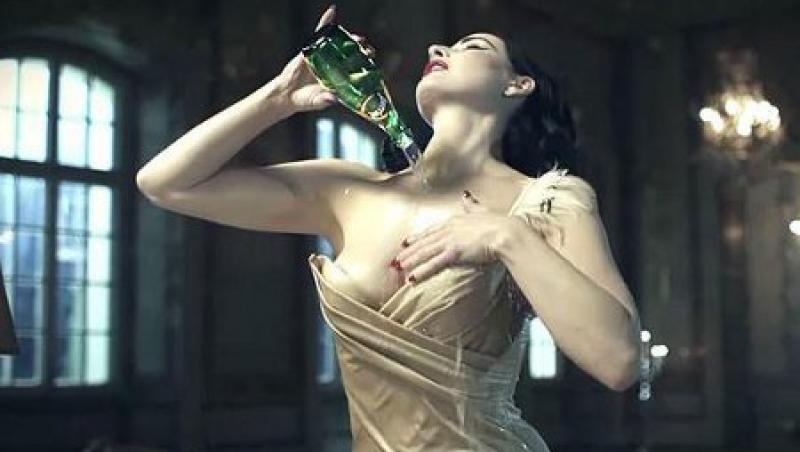 Dita von Teese se dezbraca in reclama Perrier