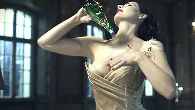 Dita von Teese se dezbraca in reclama Perrier