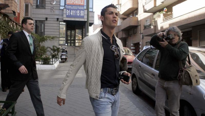 Cristiano Ronaldo, cu paparazzi la poarta!